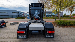 20251019-Tom-Holding-00570